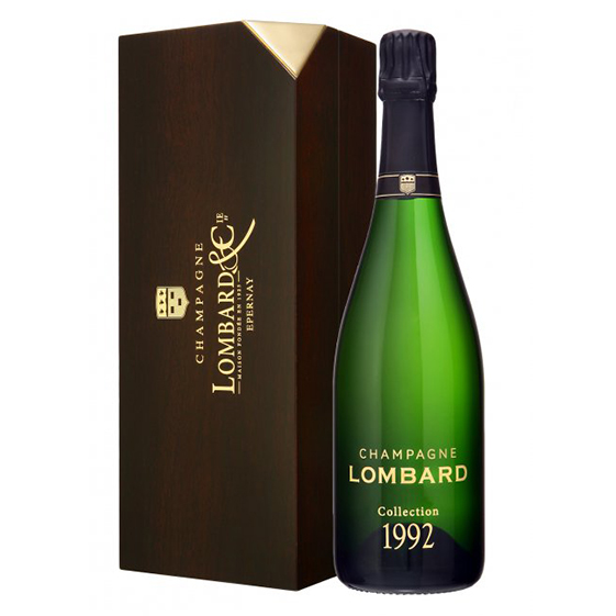 Champagne Lombard Millesime 1992. Botella de 75cl con cierre de corcho. Su etiqueta es transparente y en ella puede apreciarse, en color dorado, los nombres de la bodega y de este vino espumoso. En este caso, Champagne Lombard Collection 1992.