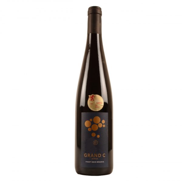 Grand C Pinot Noir Reserve. Botella de 75cl con cierre de corcho y cápsula de color marrón oscuro. Etiqueta alargada de color oscuro y detalles dorados en la que puede leerse el nombre de este vino y la bodega que lo elabora, Grand C Pinot Noir Reserve.