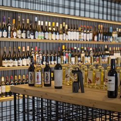 Espacio Petit Comité By Châpeau Wines en el que aparecen los vinos expuestos en el showroom de sus instalaciones de Alfaro.